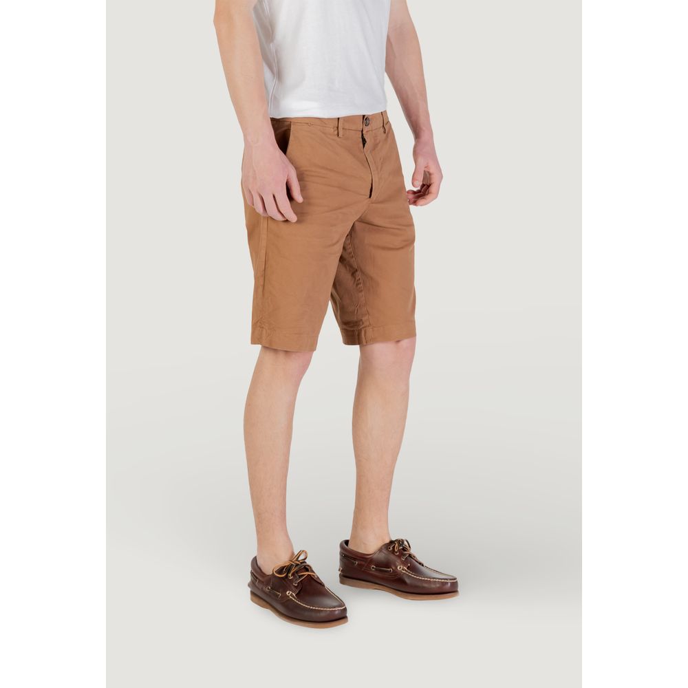 Man wearing Borghese Beige Cotton Bermuda Shorts paired with boat shoes, showcasing stylish and comfortable summer fashion.