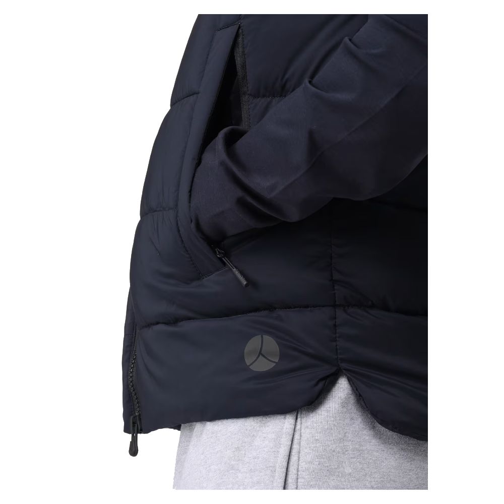Front view with bag zipped and handles upright.