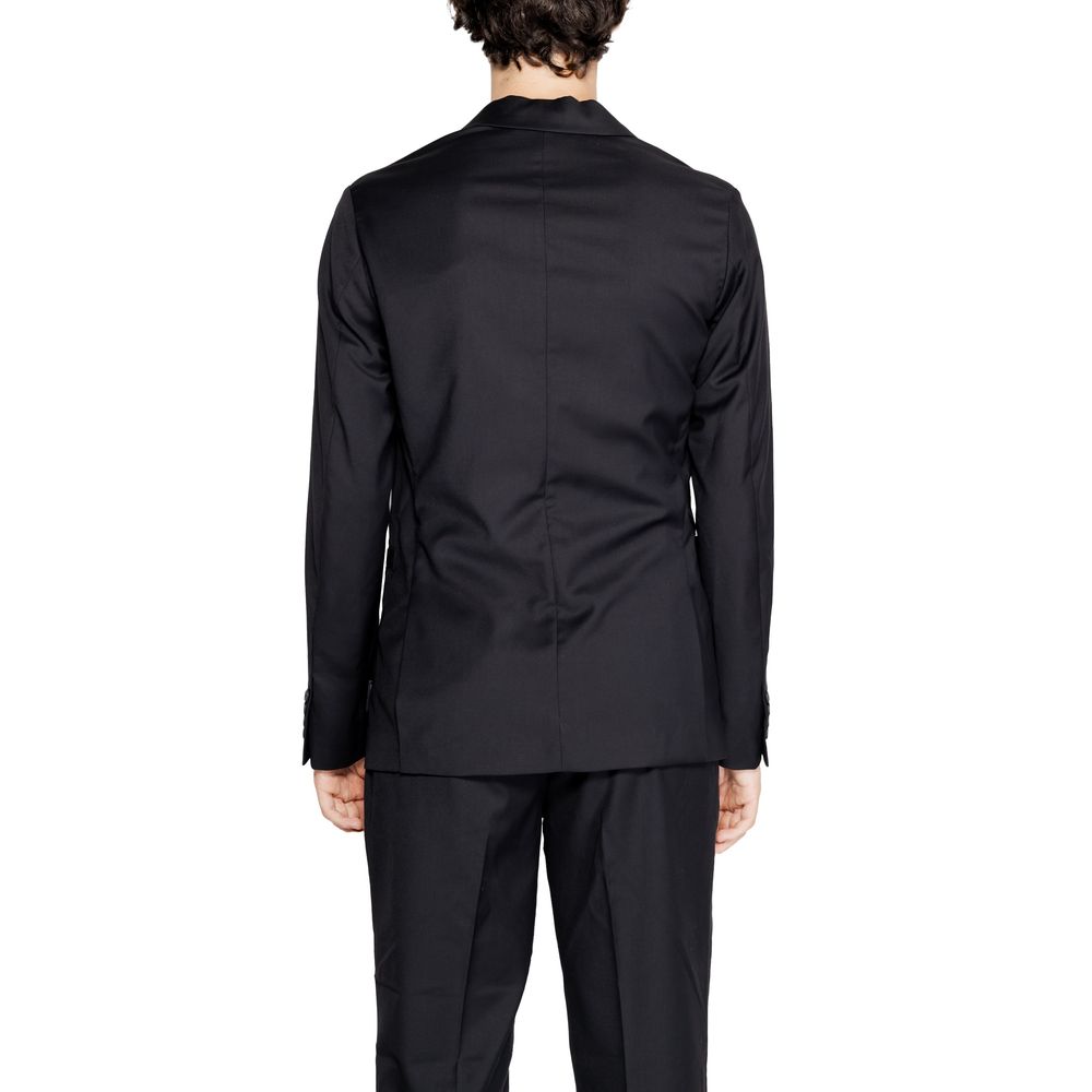 Front view with bag zipped and handles upright.