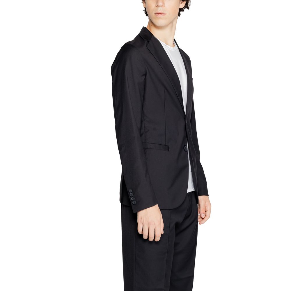 Front view with bag zipped and handles upright.