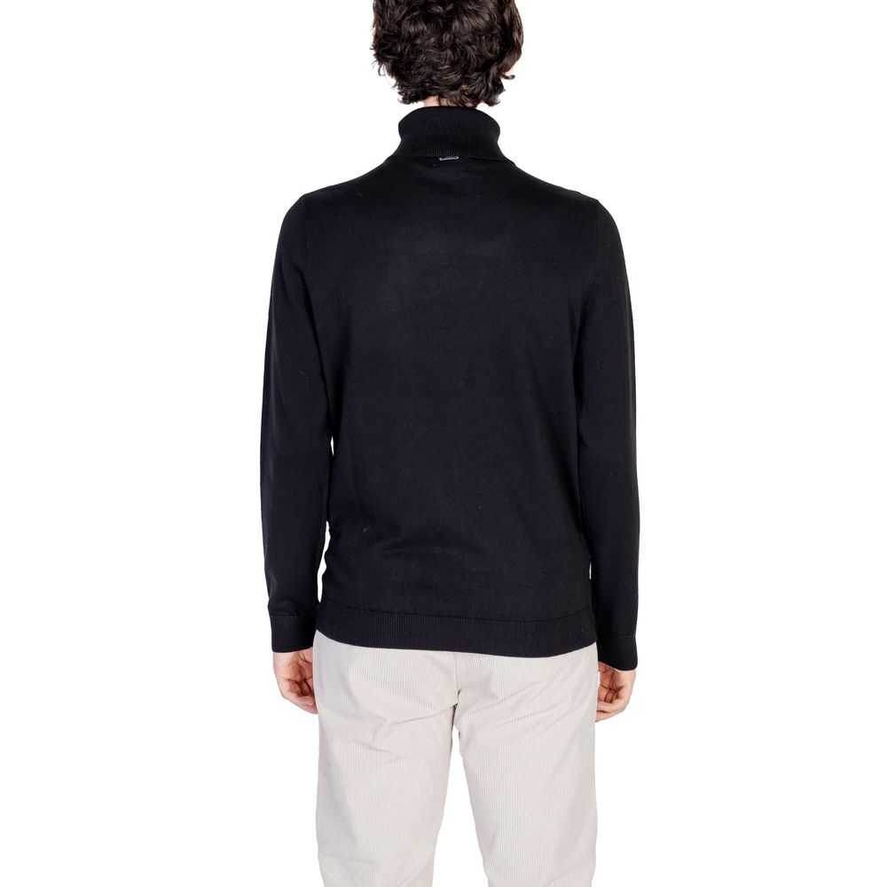 Front view with bag zipped and handles upright.
