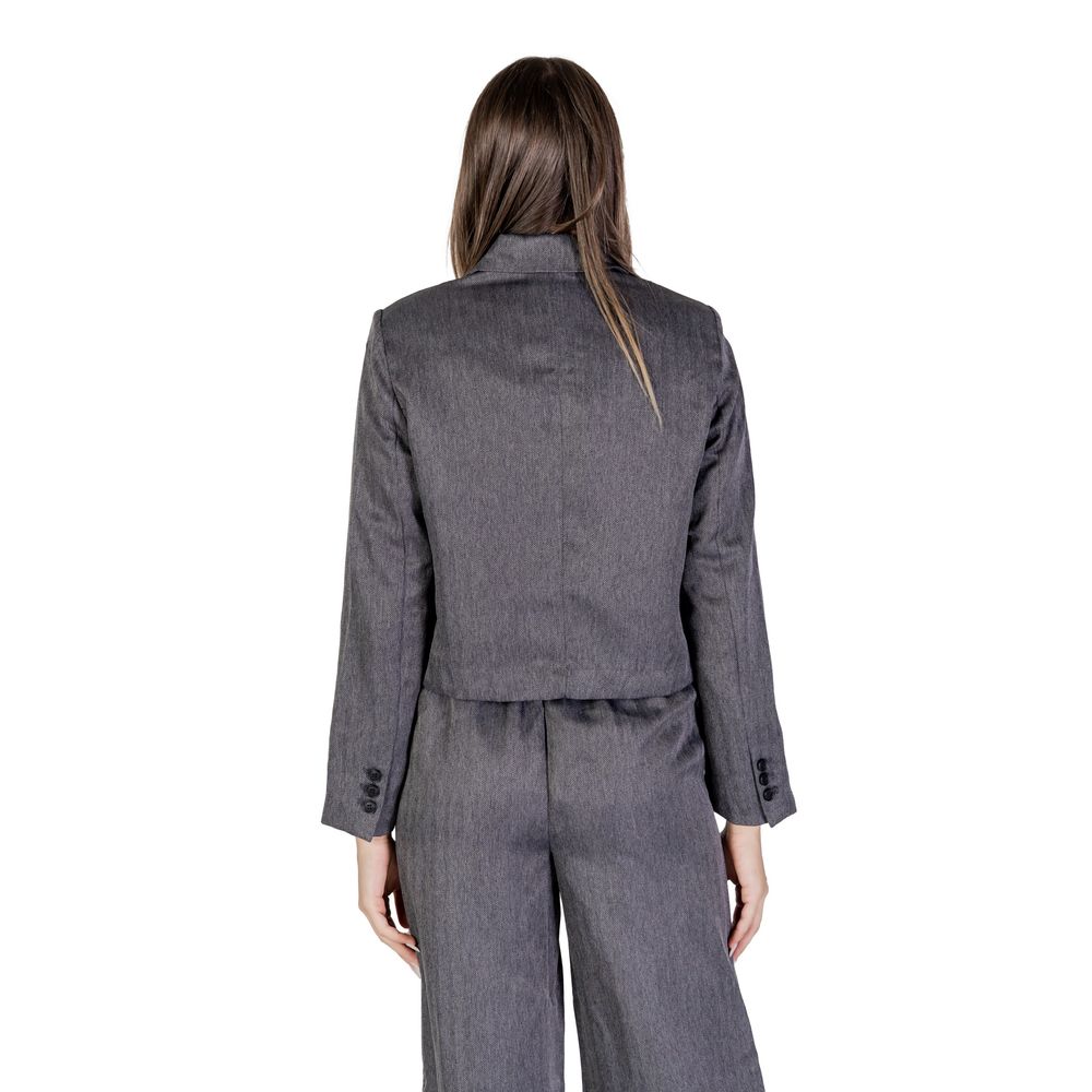 Front view with bag zipped and handles upright.