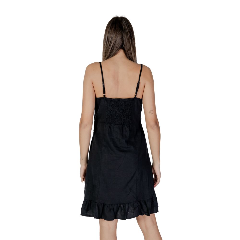 Front view with bag zipped and handles upright.