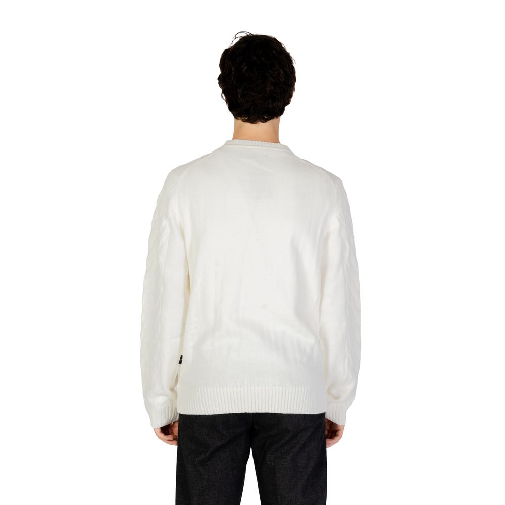 Front view with bag zipped and handles upright.