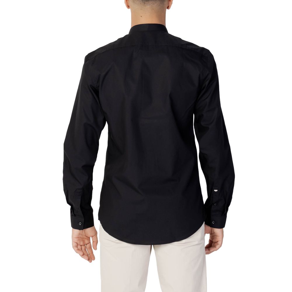 Front view with bag zipped and handles upright.