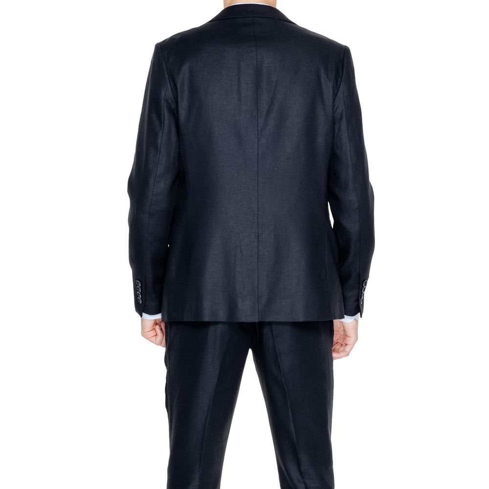 Front view with bag zipped and handles upright.