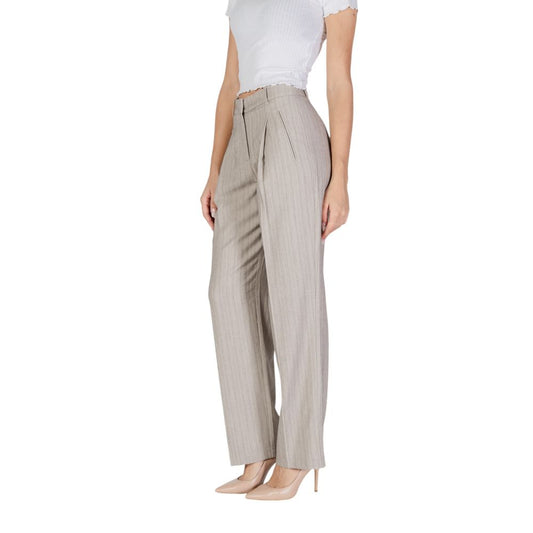 Woman wearing Vero Moda Gray Polyester Pant from Fall/Winter collection, composed of 88% polyester, 8% viscose, 4% elastane/lycra.