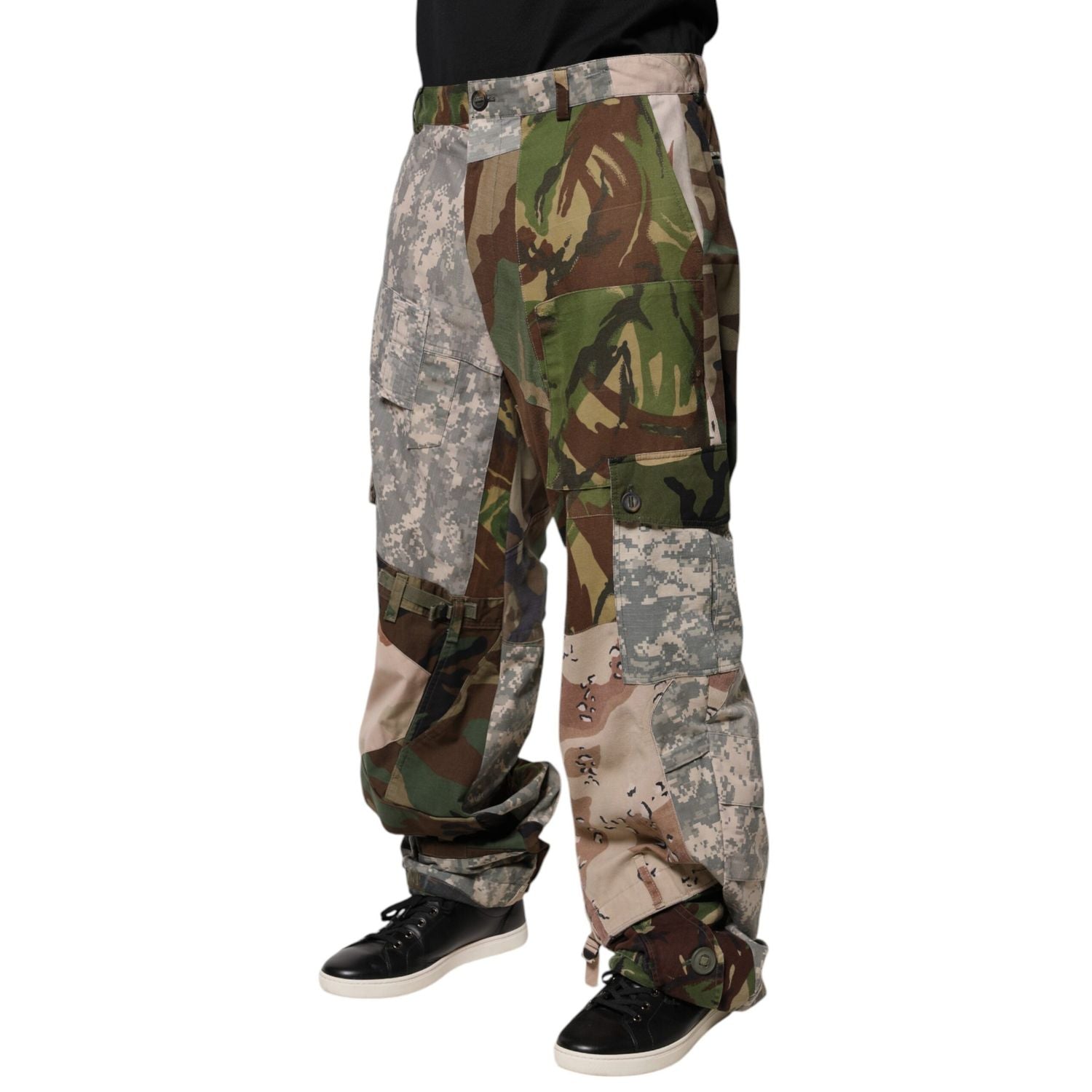 Front view with bag zipped and handles upright.