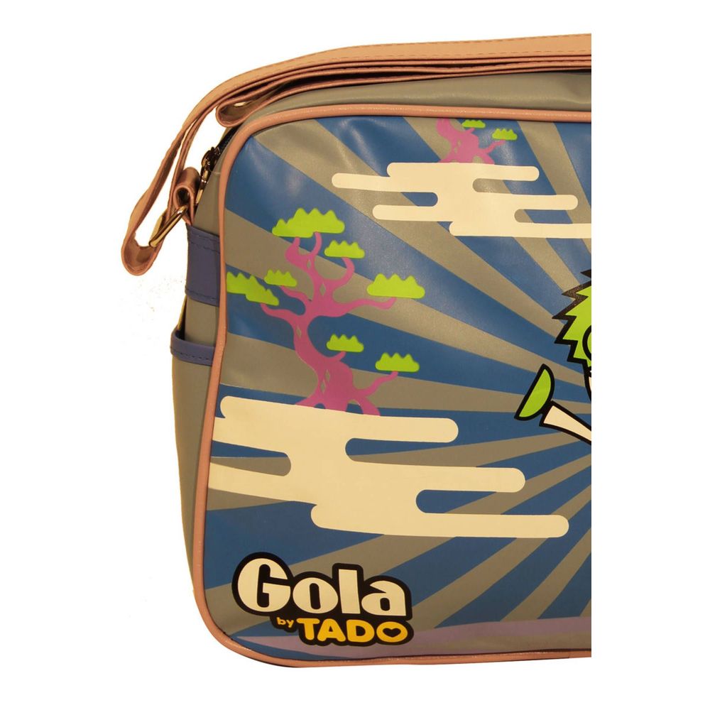 Front view with bag zipped and handles upright.