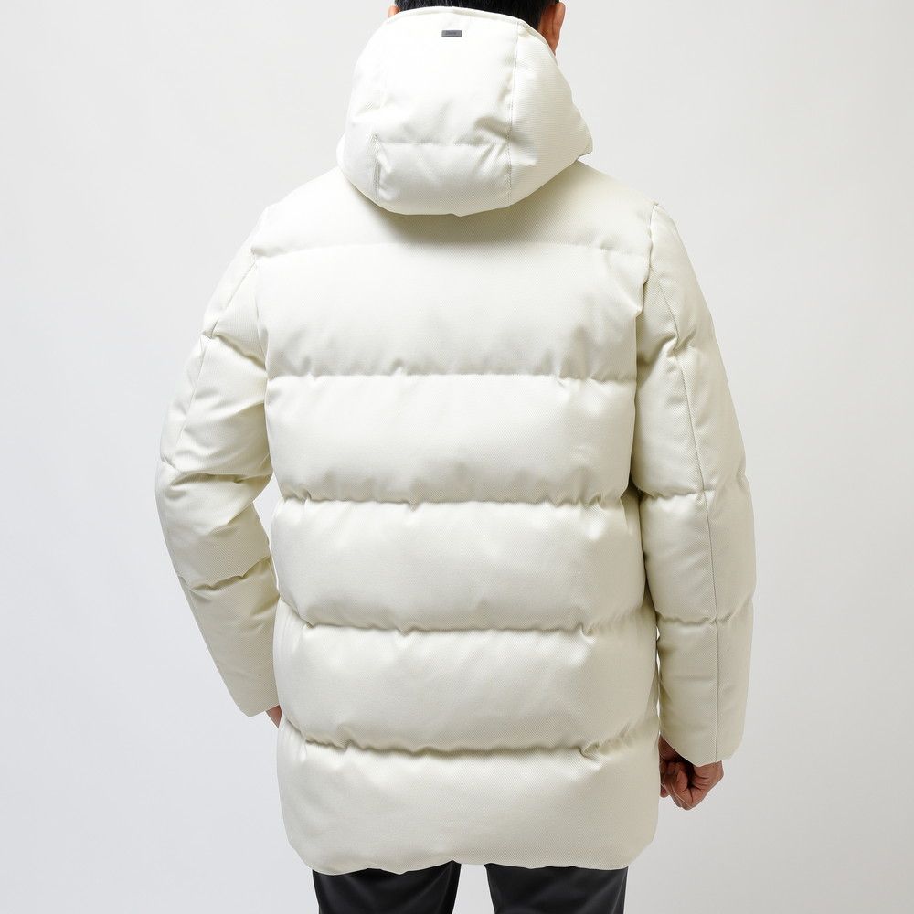 Front view with bag zipped and handles upright.