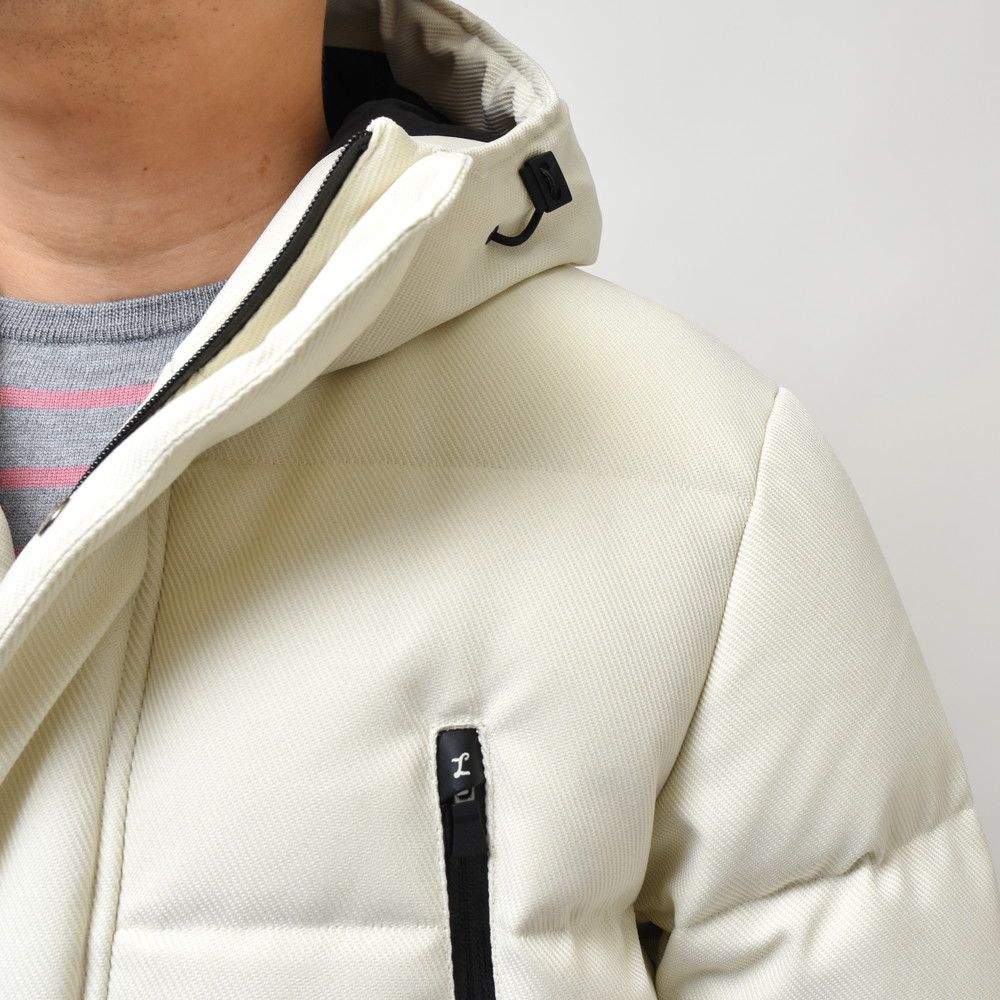 Front view with bag zipped and handles upright.