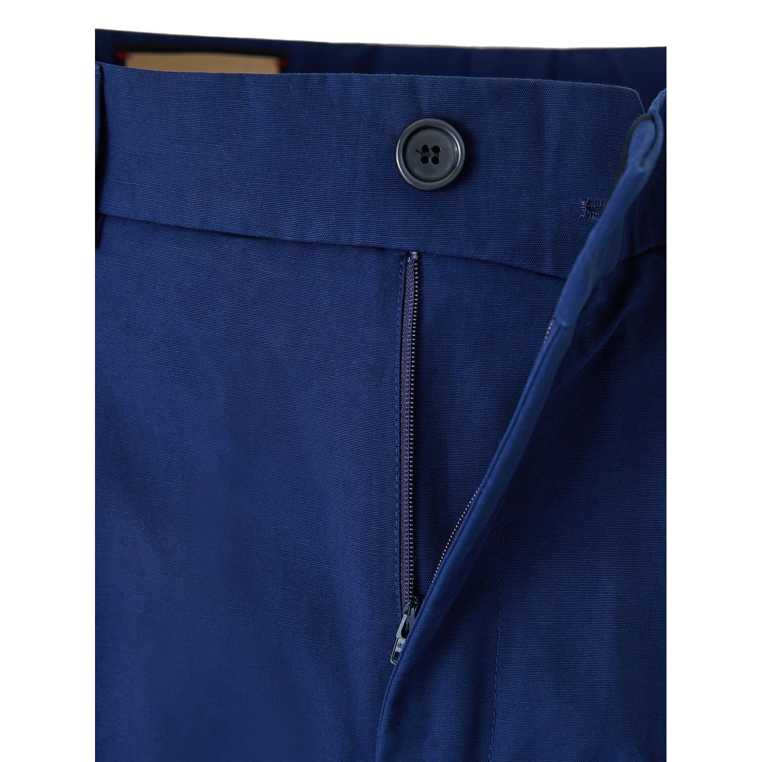 Front view with bag zipped and handles upright.