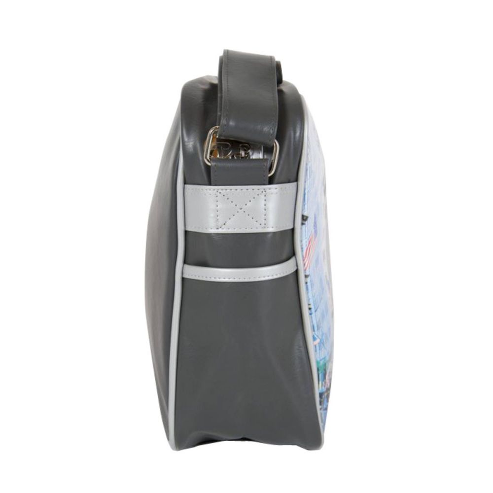 Front view with bag zipped and handles upright.