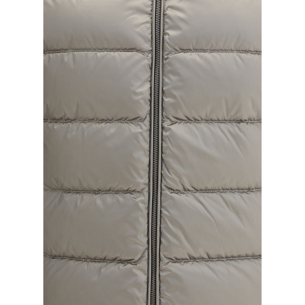 Front view with bag zipped and handles upright.