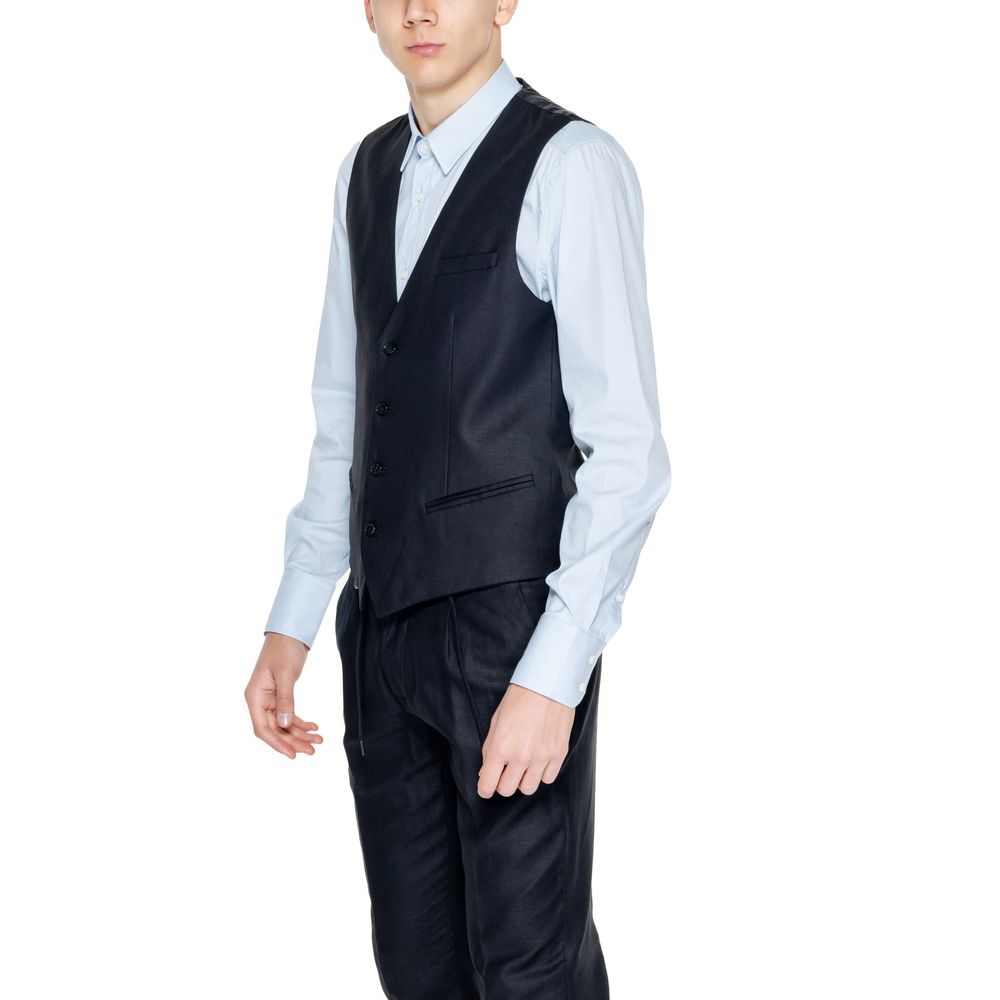 Front view with bag zipped and handles upright.