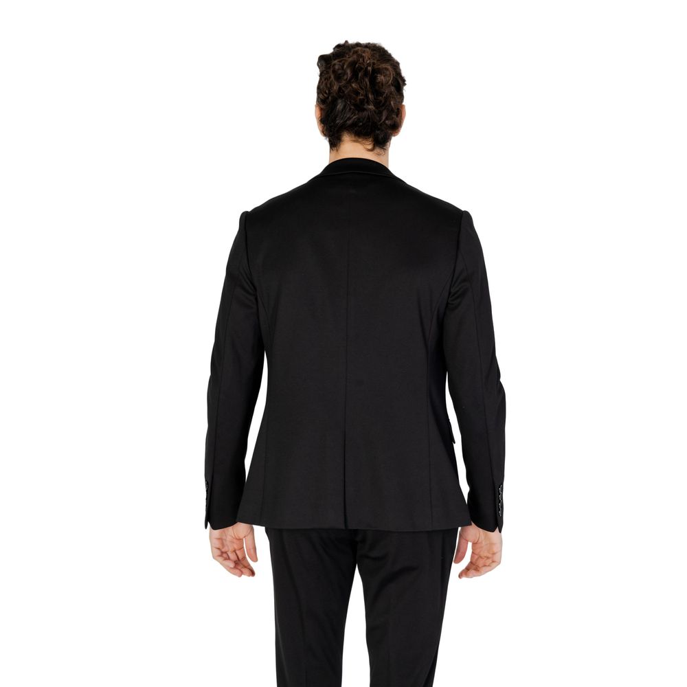 Front view with bag zipped and handles upright.