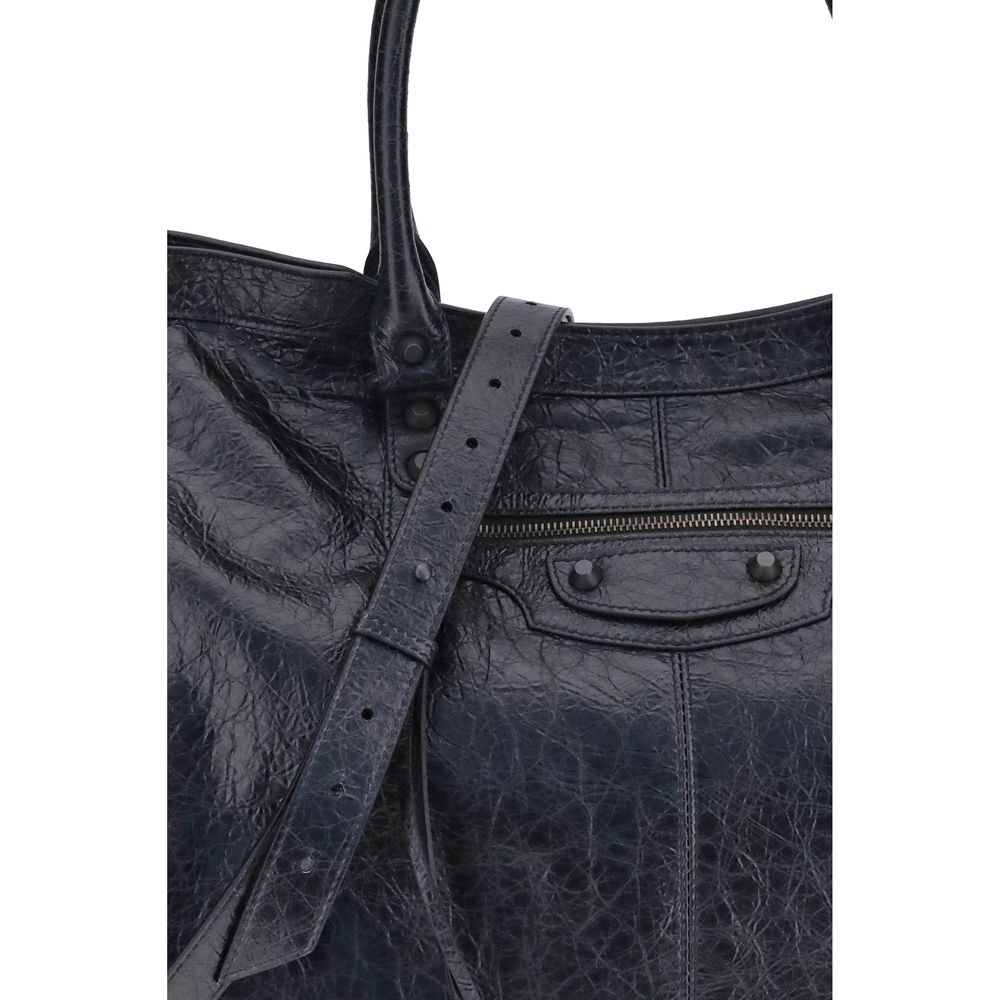 Front view with bag zipped and handles upright.