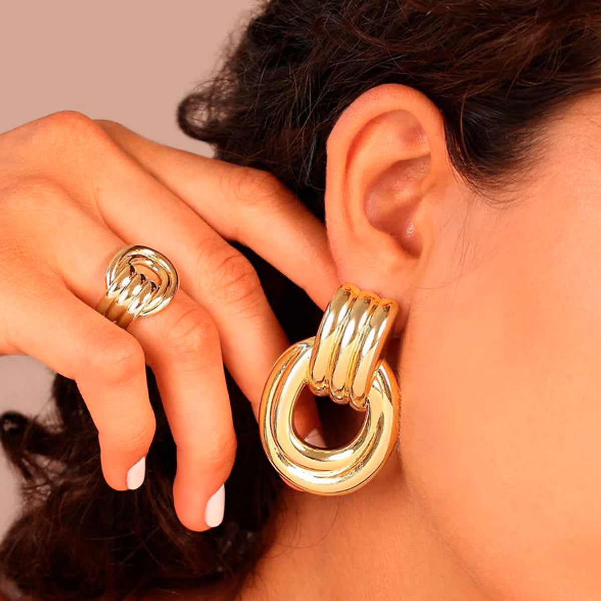 Woman wearing ETRUSCA JEWELS JEWELRY Mod. WSET00805.YG-14 bold gold earrings and ring