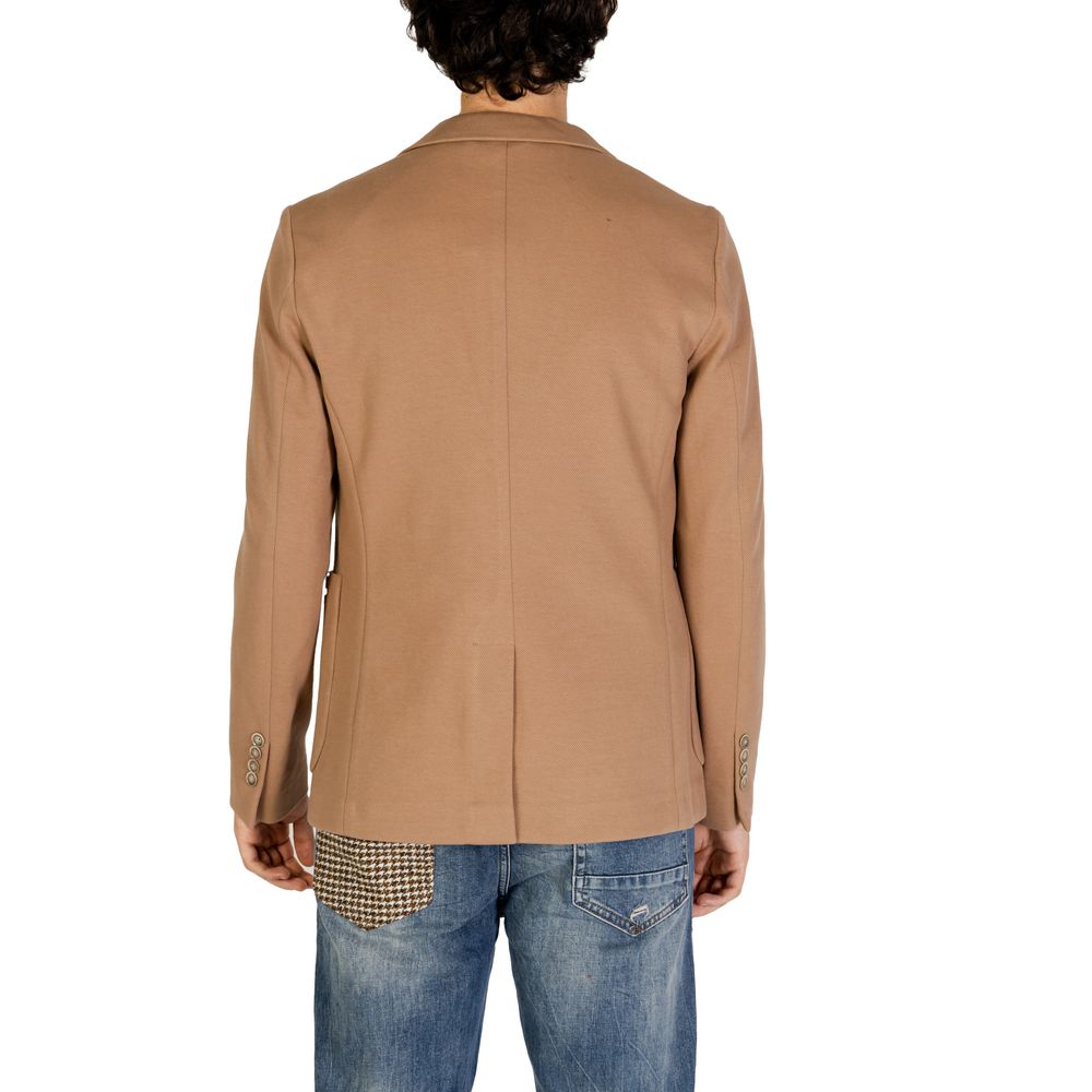 Front view with bag zipped and handles upright.