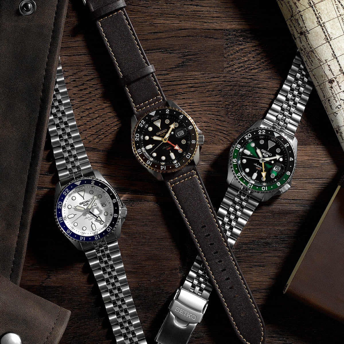 SEIKO 5 Mod. SPORTS AUTOMATIC GMT - WHITE wristwatch with stainless steel strap and mineral dial, displayed in official packaging.