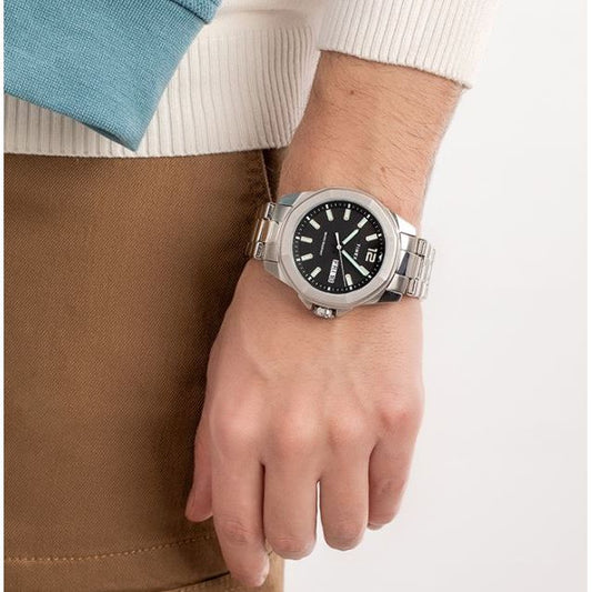 TIMEX Mod. ESSEX AVENUE wristwatch with silver stainless steel bracelet and black dial, worn on a wrist, 44mm case, water resistant 5 ATM.
