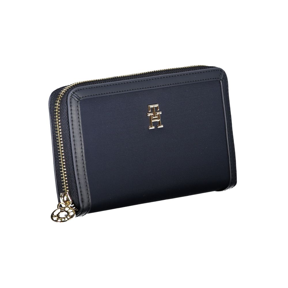 Front view with bag zipped and handles upright.