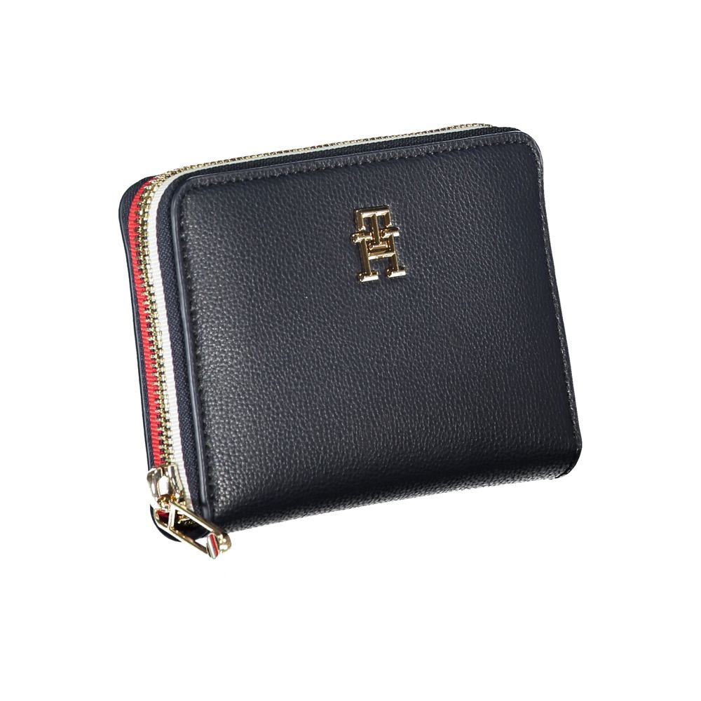 Front view with bag zipped and handles upright.